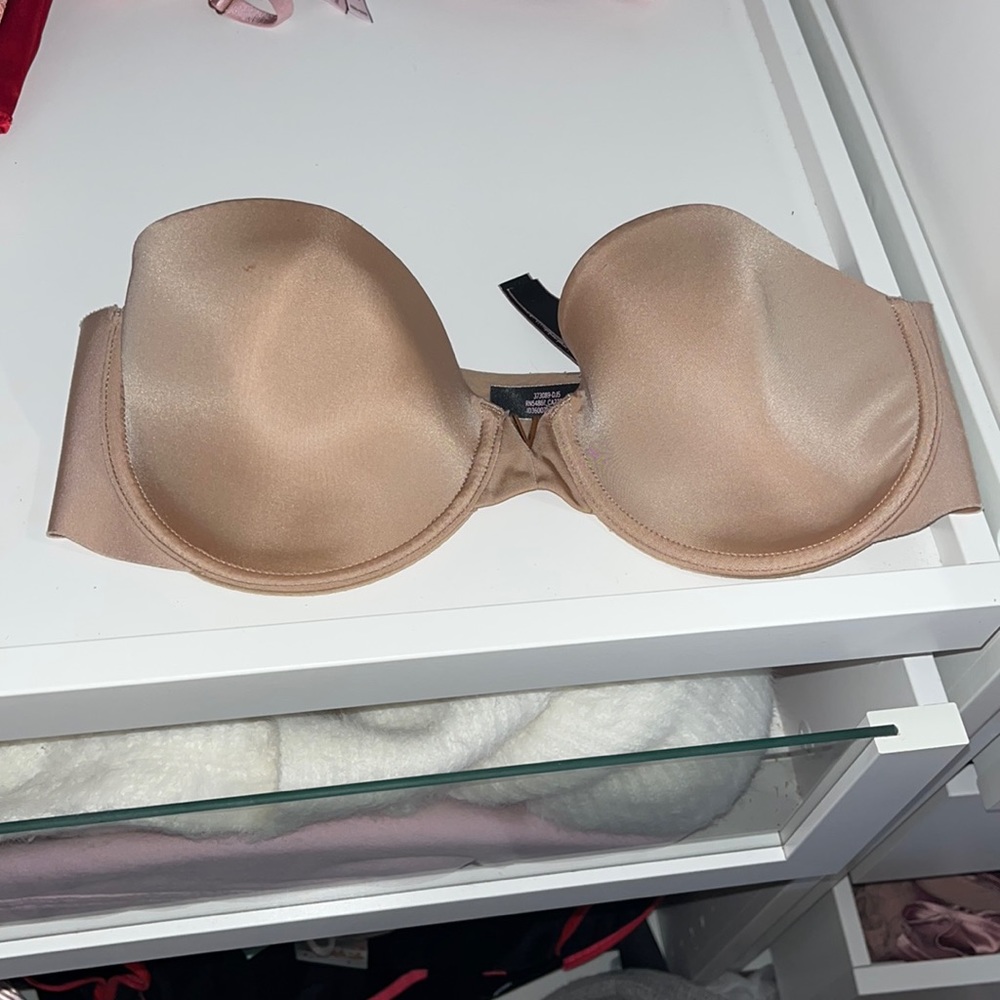 Victoria’s Secret strapless bra in nude